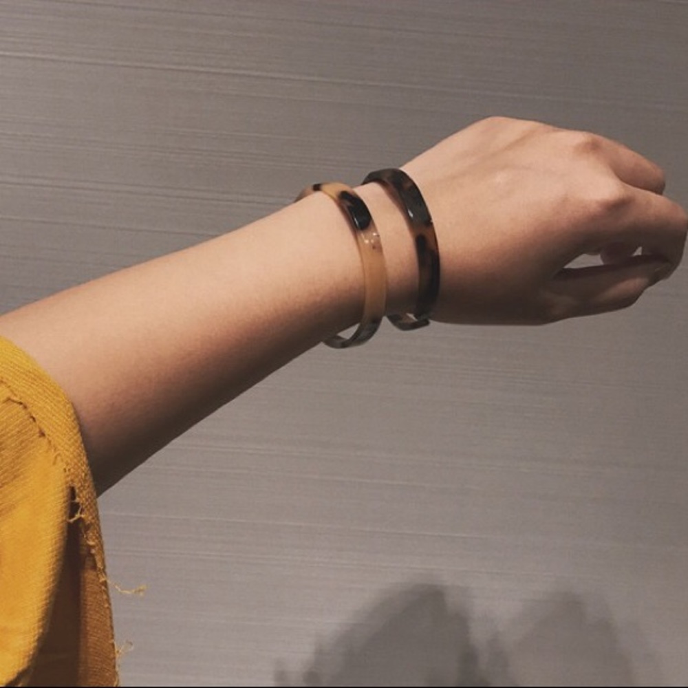 One piece - Brown Tortoise Resin Cuff Bracelet - Picture 3 of 8